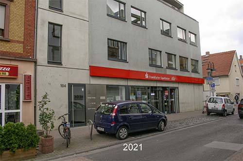 Die Stadtsparkasse und die Frankfurter Sparkasse von 1822 fusionierten und eröffneten am 16.11 2000 die Frankfurter Sparkasse. Das kleine Haus auf der rechten Seite, Alt-Fechenheim 102 steht heute noch.